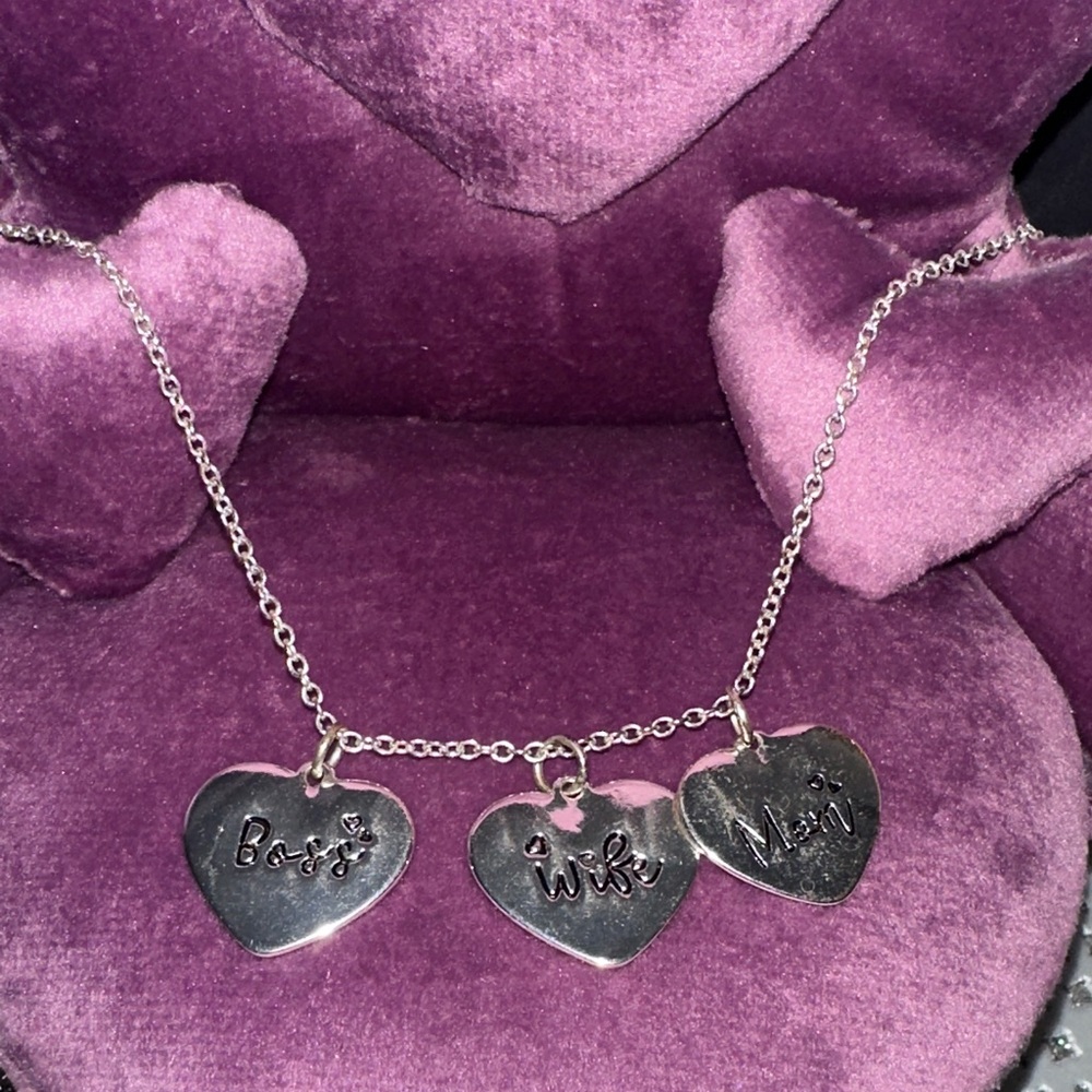 Silver Fashion Heart Pendant Mom/Boss/Wife Necklace EUC